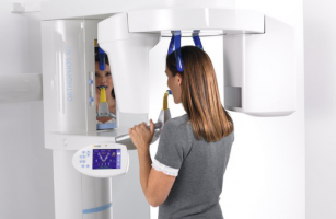 Una paziente durante una diaglosi radiologica Cone Beam 3D